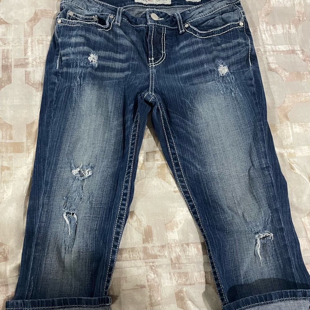 Women’s BKE capri blue jeans, super cute!
